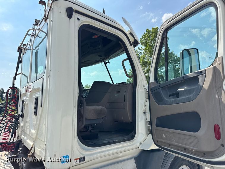 image for item DJ9695 2015 Freightliner Cascadia semi truck