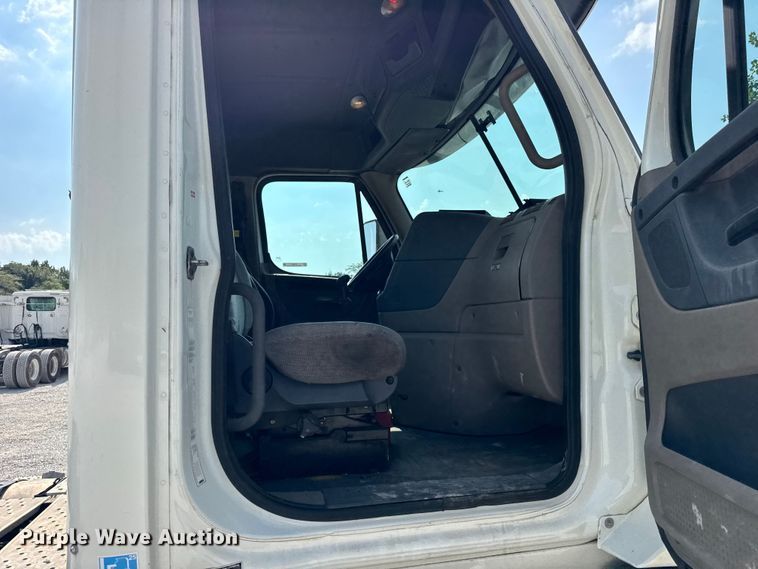 image for item DJ9695 2015 Freightliner Cascadia semi truck