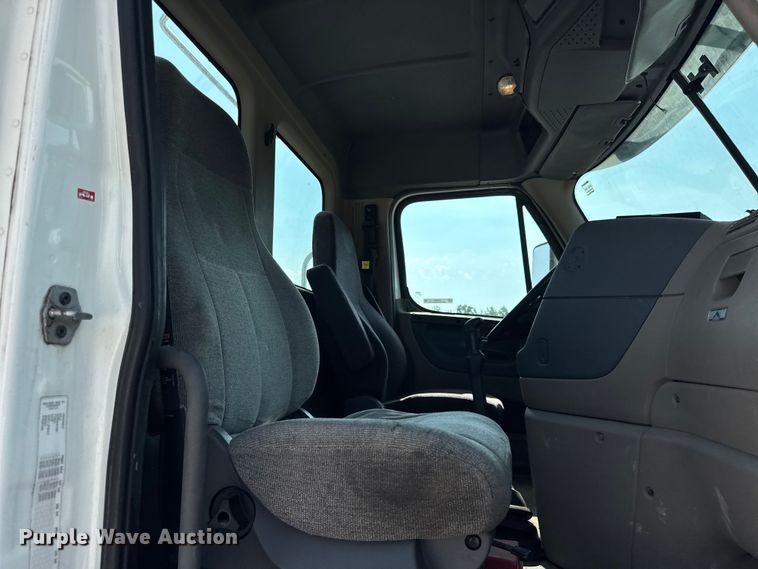 image for item DJ9695 2015 Freightliner Cascadia semi truck