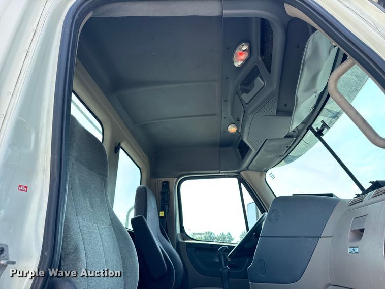 image for item DJ9695 2015 Freightliner Cascadia semi truck