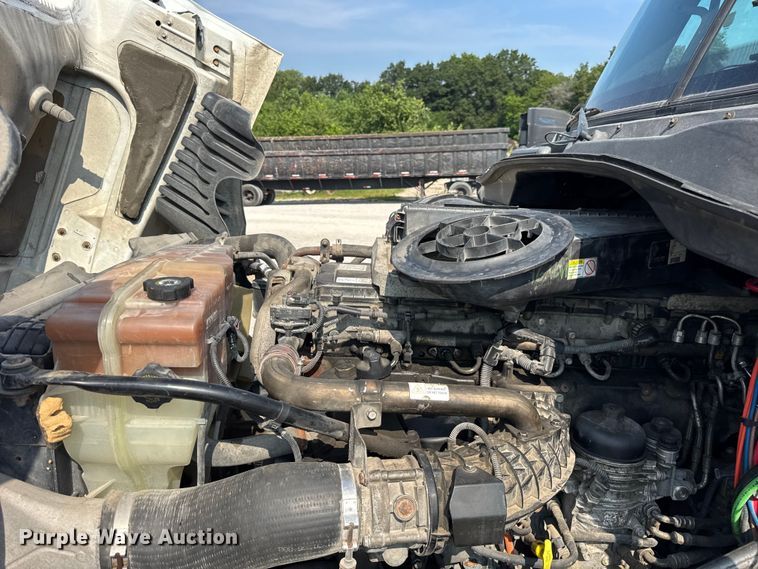 image for item DJ9695 2015 Freightliner Cascadia semi truck