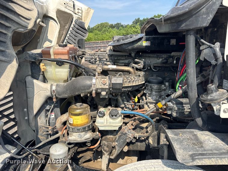 image for item DJ9695 2015 Freightliner Cascadia semi truck