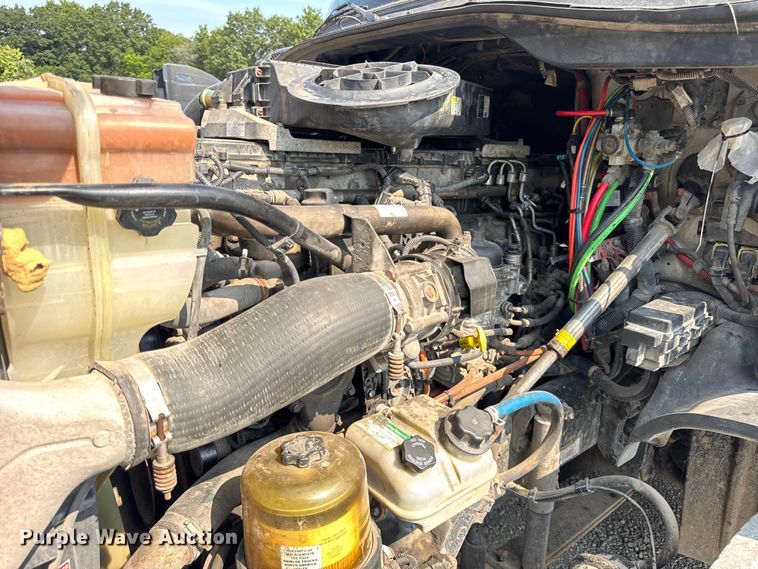 image for item DJ9695 2015 Freightliner Cascadia semi truck