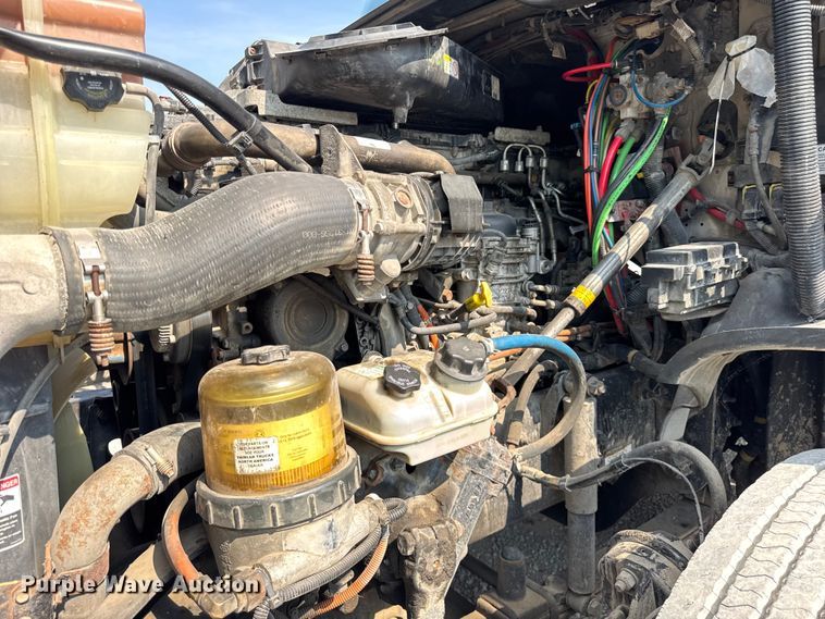 image for item DJ9695 2015 Freightliner Cascadia semi truck