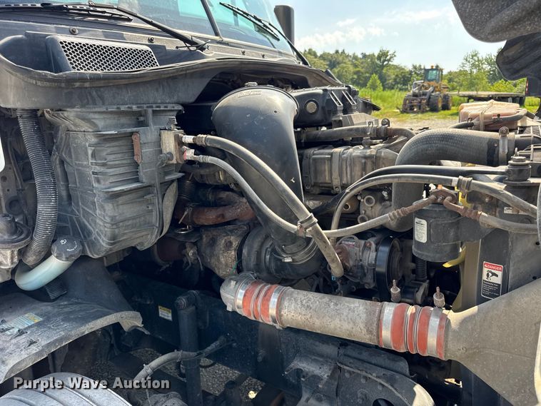 image for item DJ9695 2015 Freightliner Cascadia semi truck