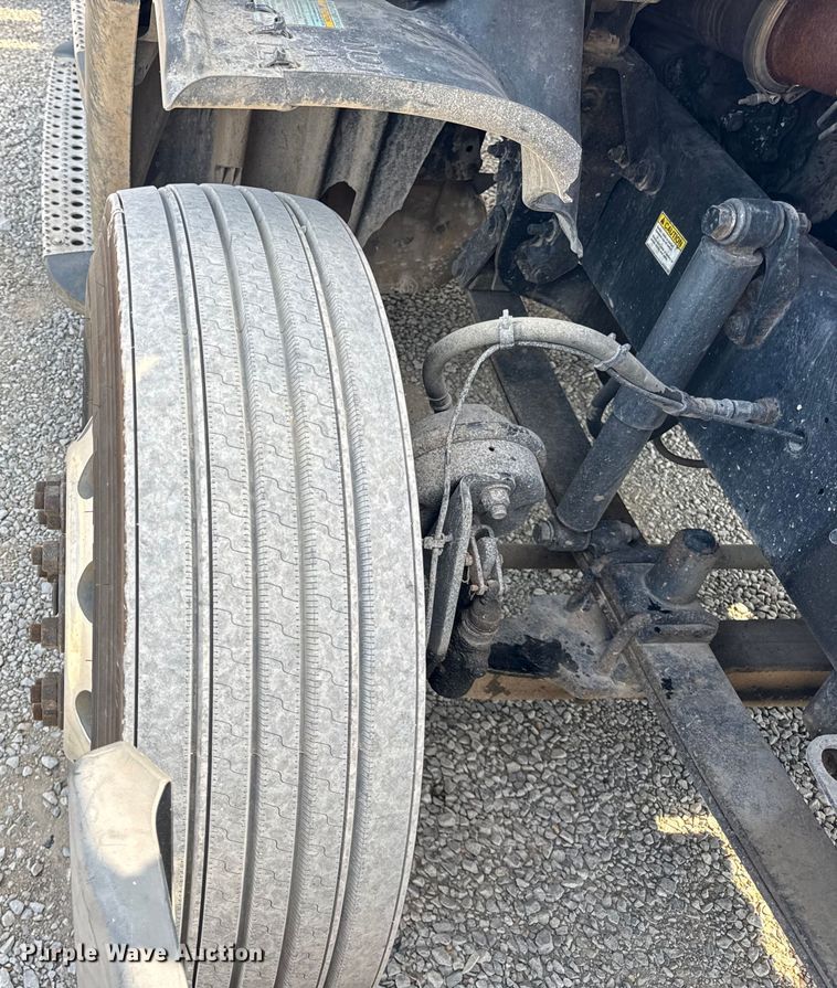 image for item DJ9695 2015 Freightliner Cascadia semi truck