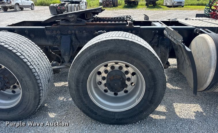 image for item DJ9695 2015 Freightliner Cascadia semi truck