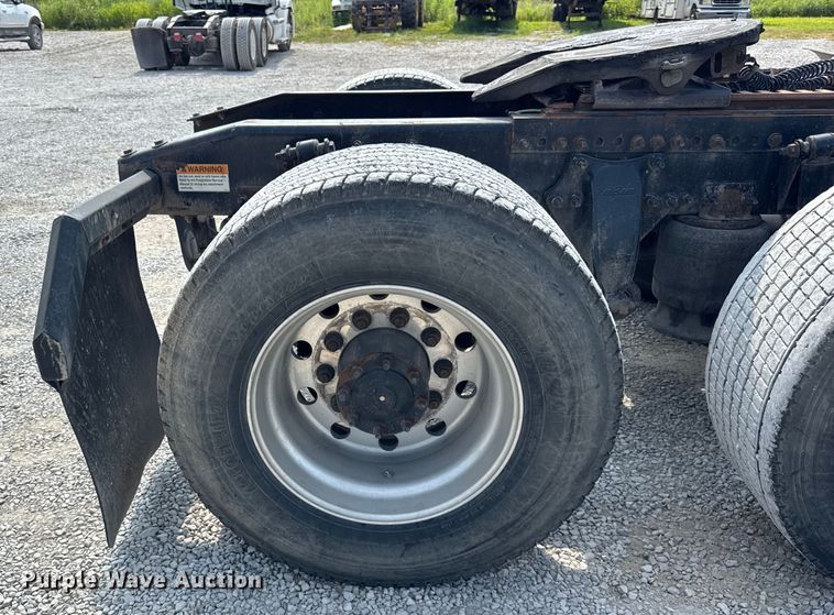 image for item DJ9695 2015 Freightliner Cascadia semi truck