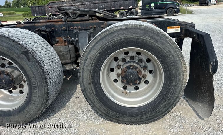 image for item DJ9695 2015 Freightliner Cascadia semi truck