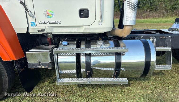 image for item DM1967 2013 Mack CHU613  semi truck