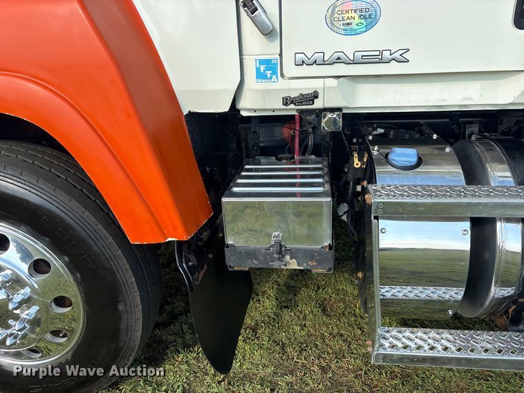 image for item DM1967 2013 Mack CHU613  semi truck