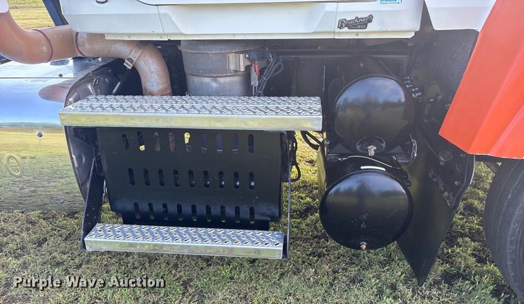 image for item DM1967 2013 Mack CHU613  semi truck