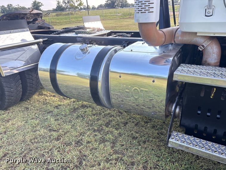 image for item DM1967 2013 Mack CHU613  semi truck