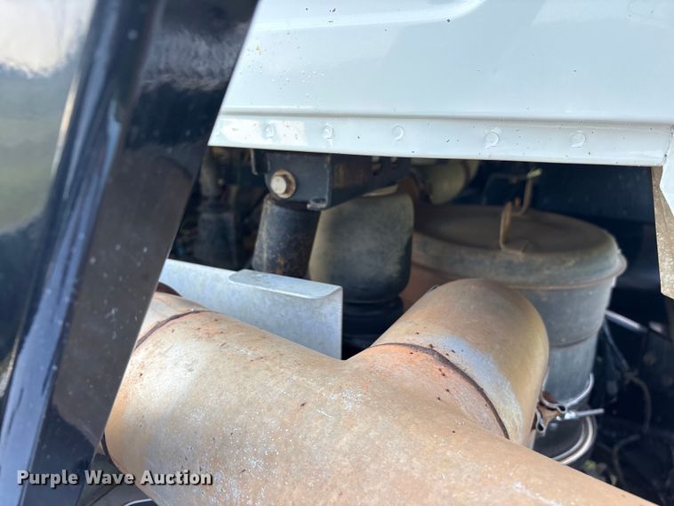 image for item DM1967 2013 Mack CHU613  semi truck