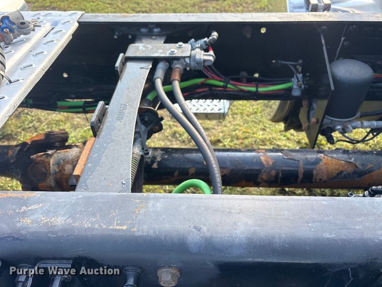 image for item DM1967 2013 Mack CHU613  semi truck