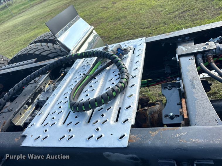 image for item DM1967 2013 Mack CHU613  semi truck