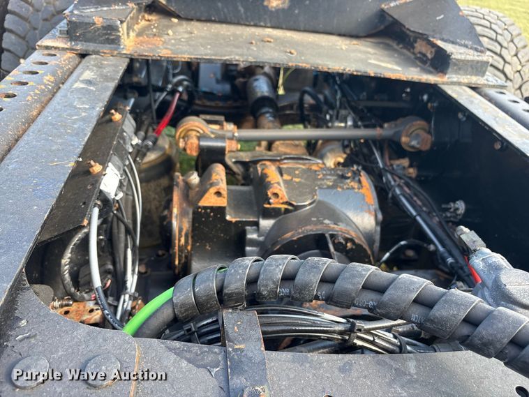 image for item DM1967 2013 Mack CHU613  semi truck