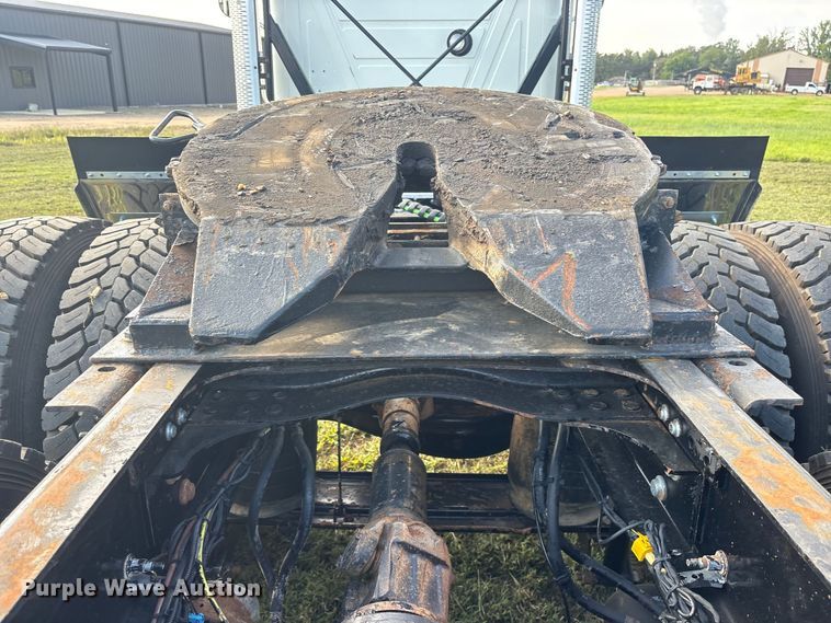 image for item DM1967 2013 Mack CHU613  semi truck