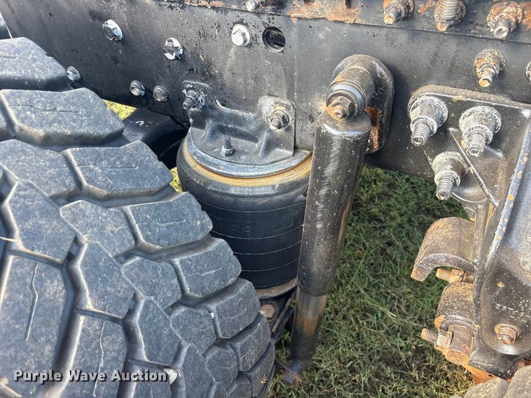 image for item DM1967 2013 Mack CHU613  semi truck