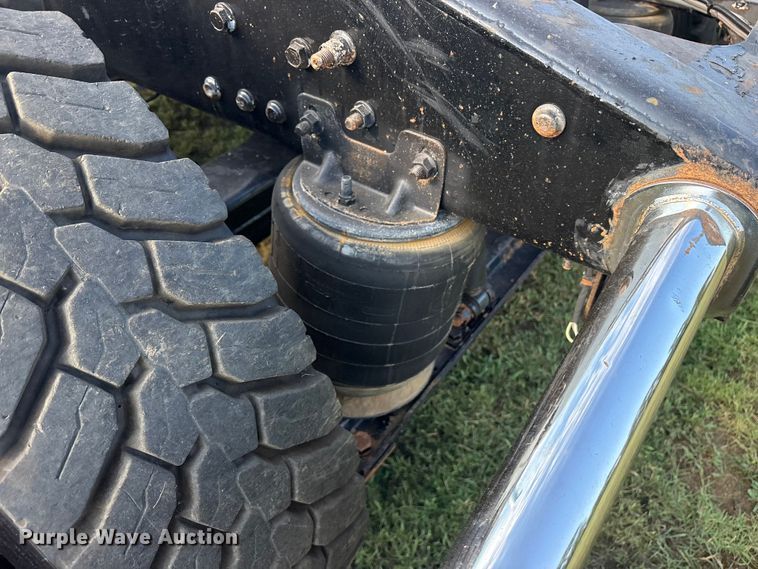 image for item DM1967 2013 Mack CHU613  semi truck