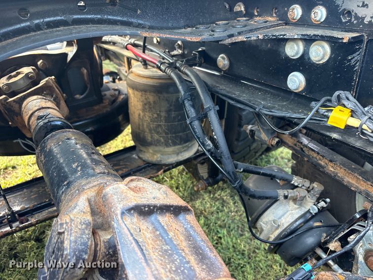 image for item DM1967 2013 Mack CHU613  semi truck