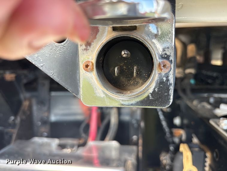 image for item DM1967 2013 Mack CHU613  semi truck