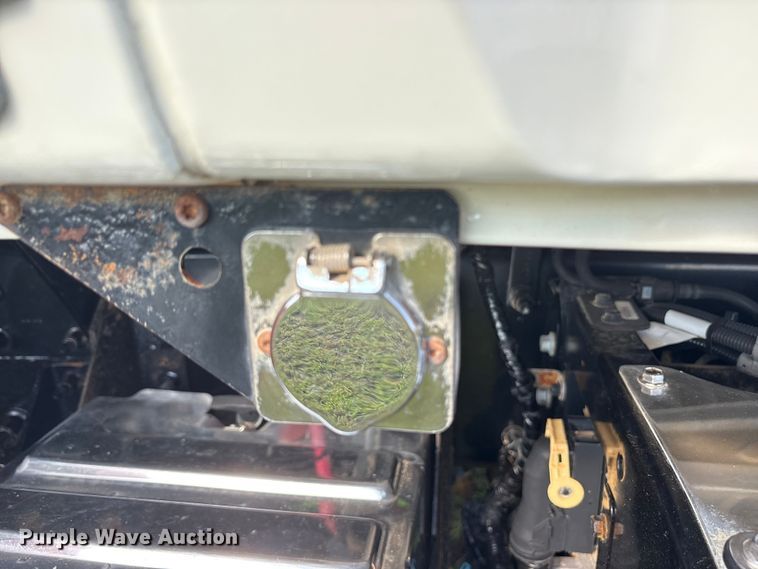 image for item DM1967 2013 Mack CHU613  semi truck