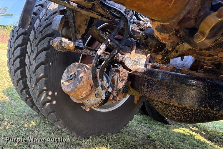 image for item DM1967 2013 Mack CHU613  semi truck