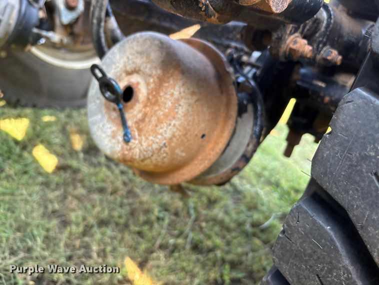 image for item DM1967 2013 Mack CHU613  semi truck