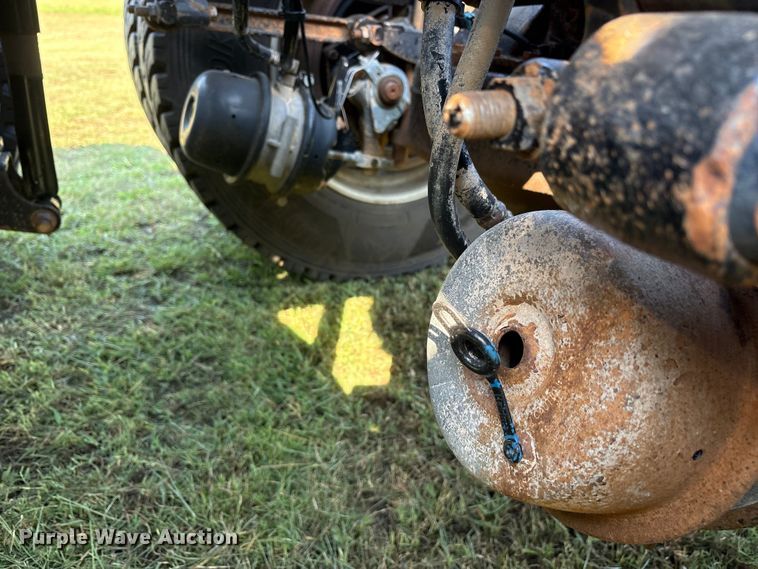 image for item DM1967 2013 Mack CHU613  semi truck