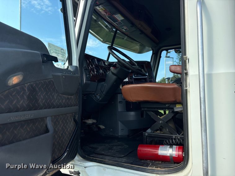 image for item DM1967 2013 Mack CHU613  semi truck