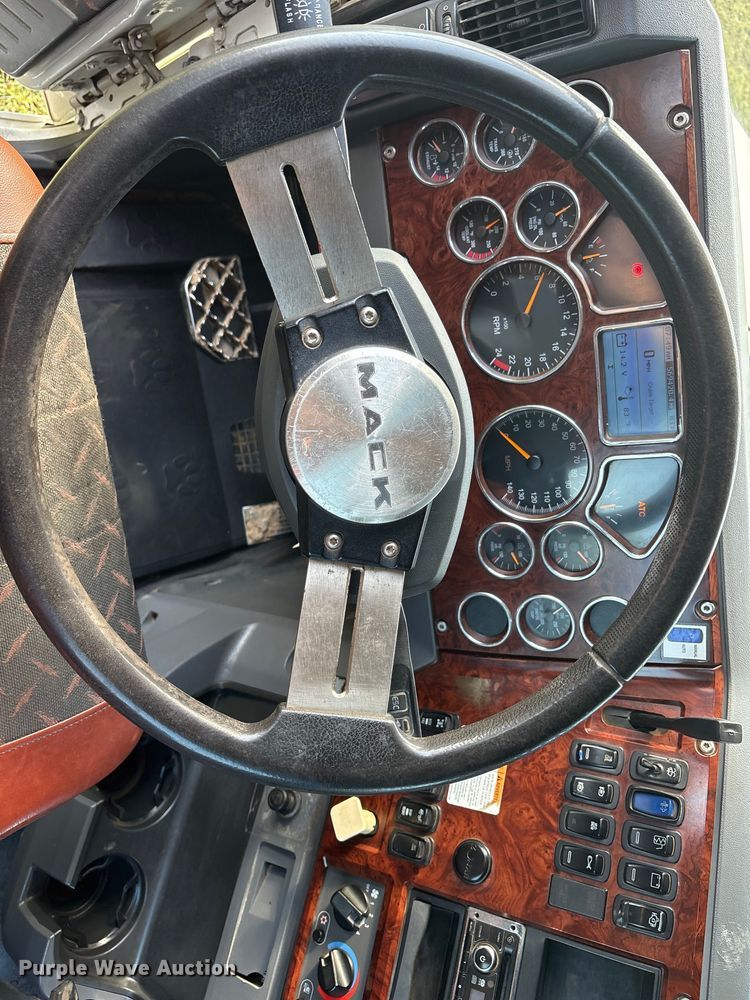 image for item DM1967 2013 Mack CHU613  semi truck