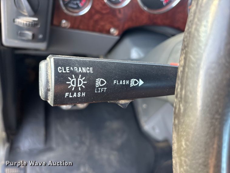 image for item DM1967 2013 Mack CHU613  semi truck