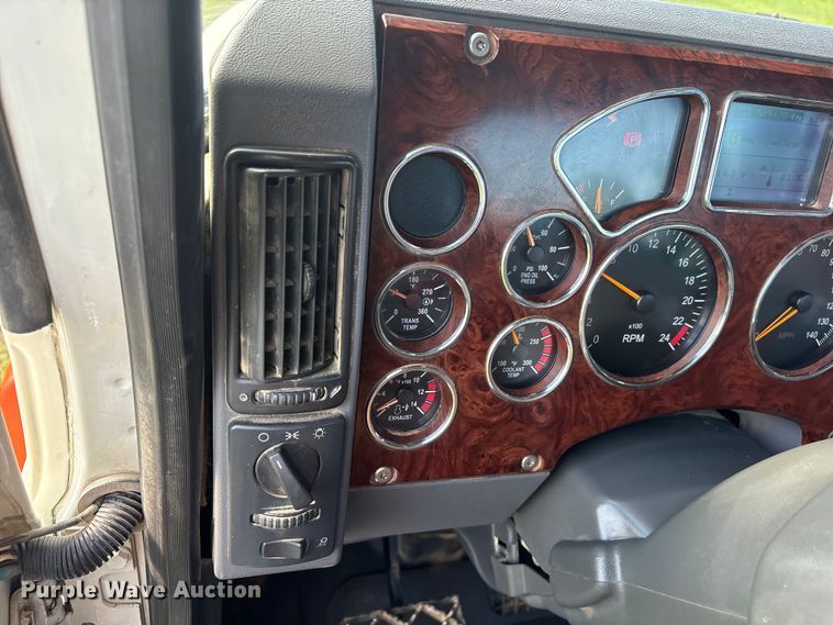 image for item DM1967 2013 Mack CHU613  semi truck