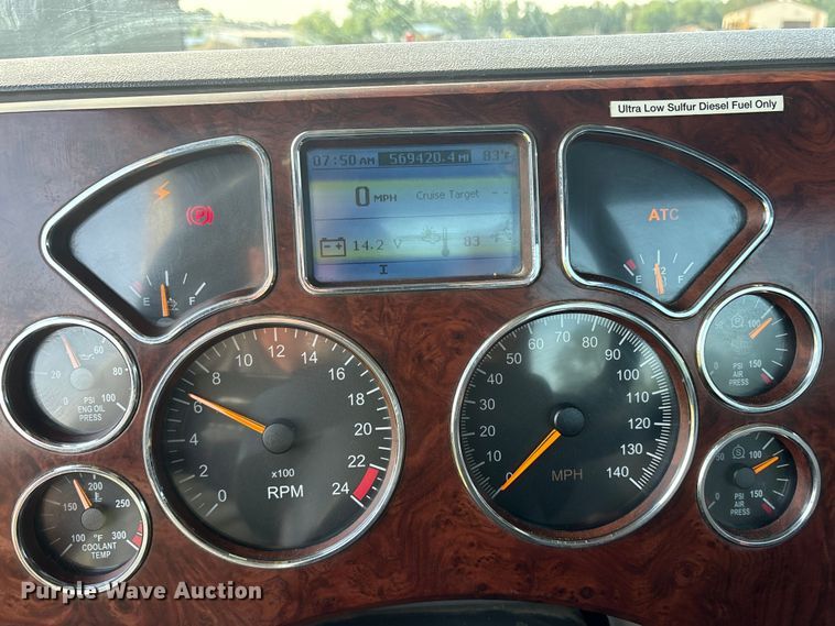 image for item DM1967 2013 Mack CHU613  semi truck