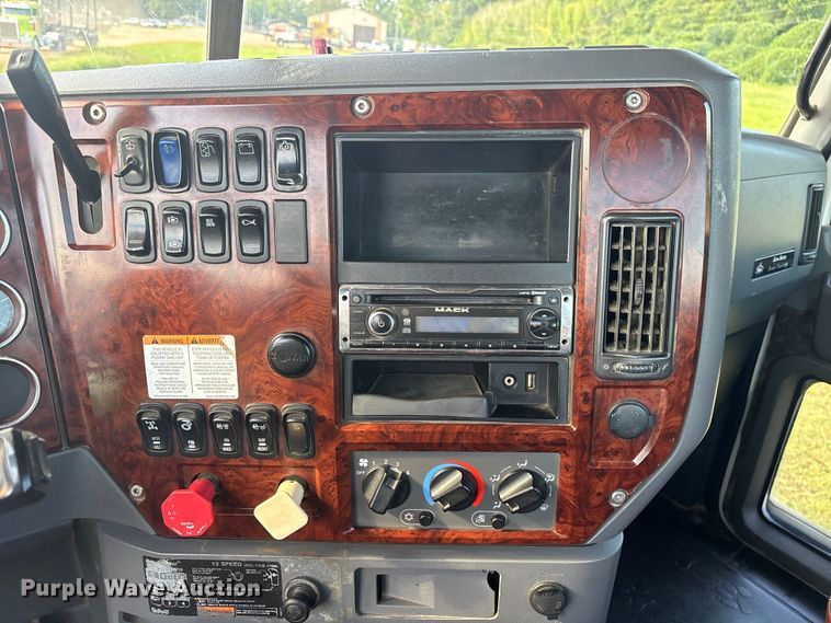 image for item DM1967 2013 Mack CHU613  semi truck