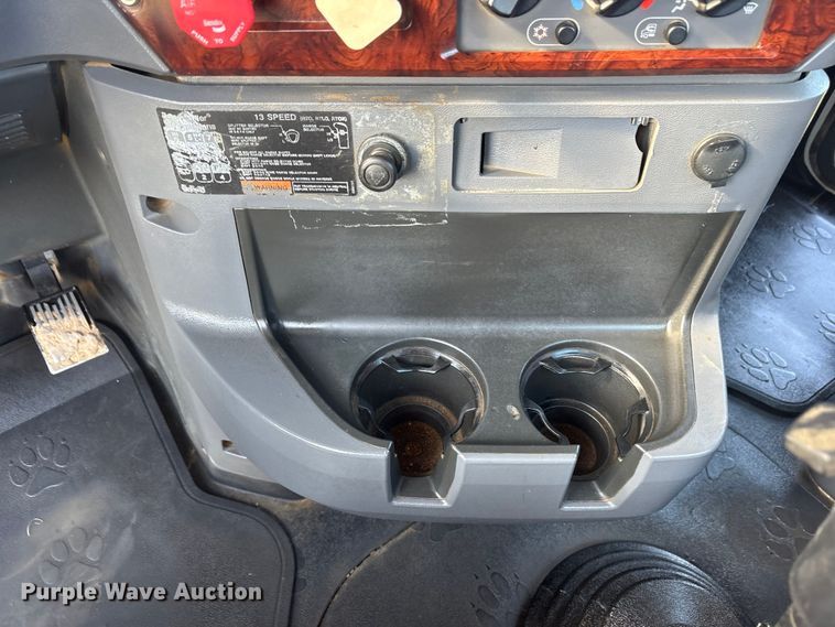 image for item DM1967 2013 Mack CHU613  semi truck