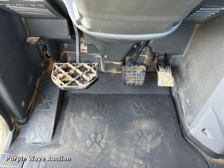 image for item DM1967 2013 Mack CHU613  semi truck