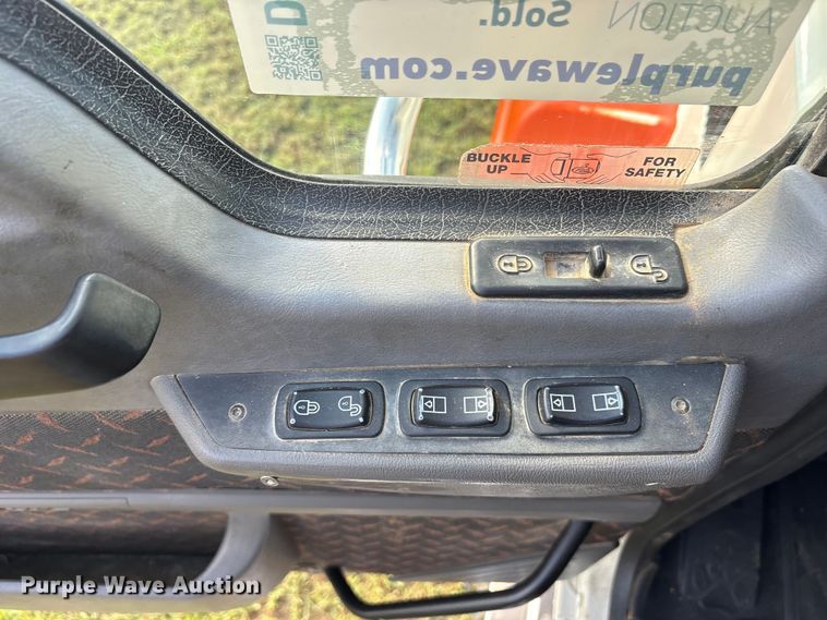 image for item DM1967 2013 Mack CHU613  semi truck