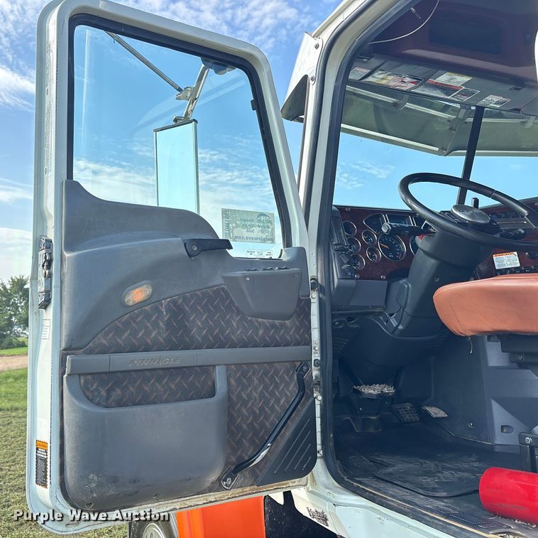 image for item DM1967 2013 Mack CHU613  semi truck