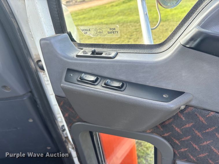 image for item DM1967 2013 Mack CHU613  semi truck