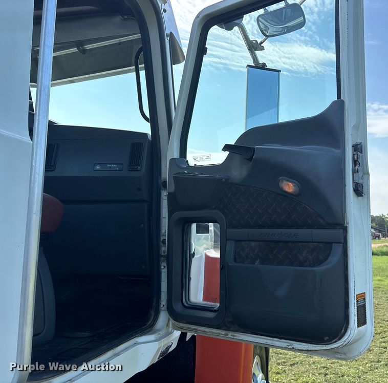 image for item DM1967 2013 Mack CHU613  semi truck