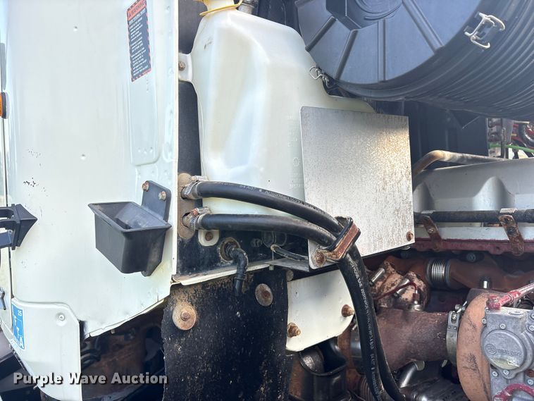 image for item DM1967 2013 Mack CHU613  semi truck