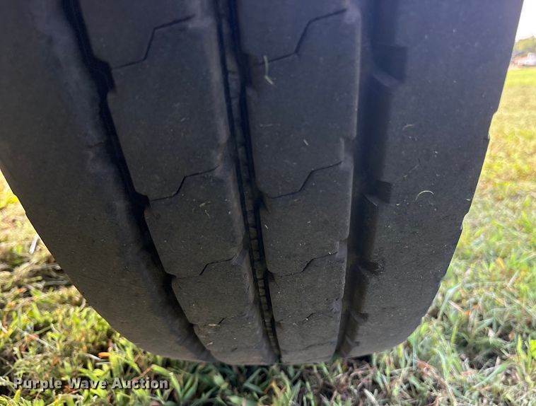 image for item DM1967 2013 Mack CHU613  semi truck