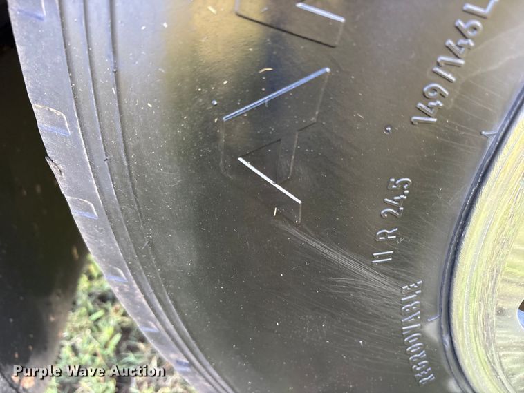 image for item DM1967 2013 Mack CHU613  semi truck