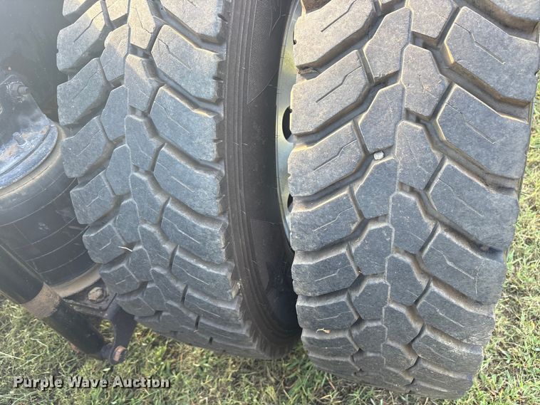 image for item DM1967 2013 Mack CHU613  semi truck