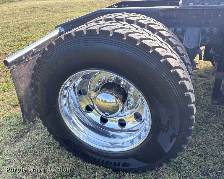 image for item DM1967 2013 Mack CHU613  semi truck