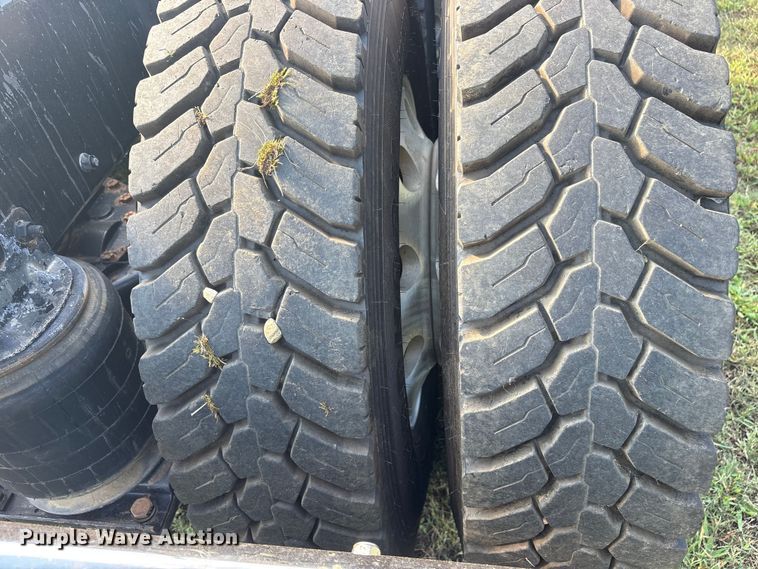 image for item DM1967 2013 Mack CHU613  semi truck