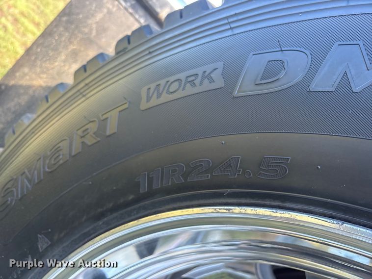 image for item DM1967 2013 Mack CHU613  semi truck