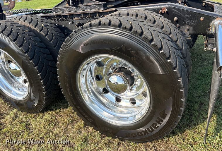 image for item DM1967 2013 Mack CHU613  semi truck